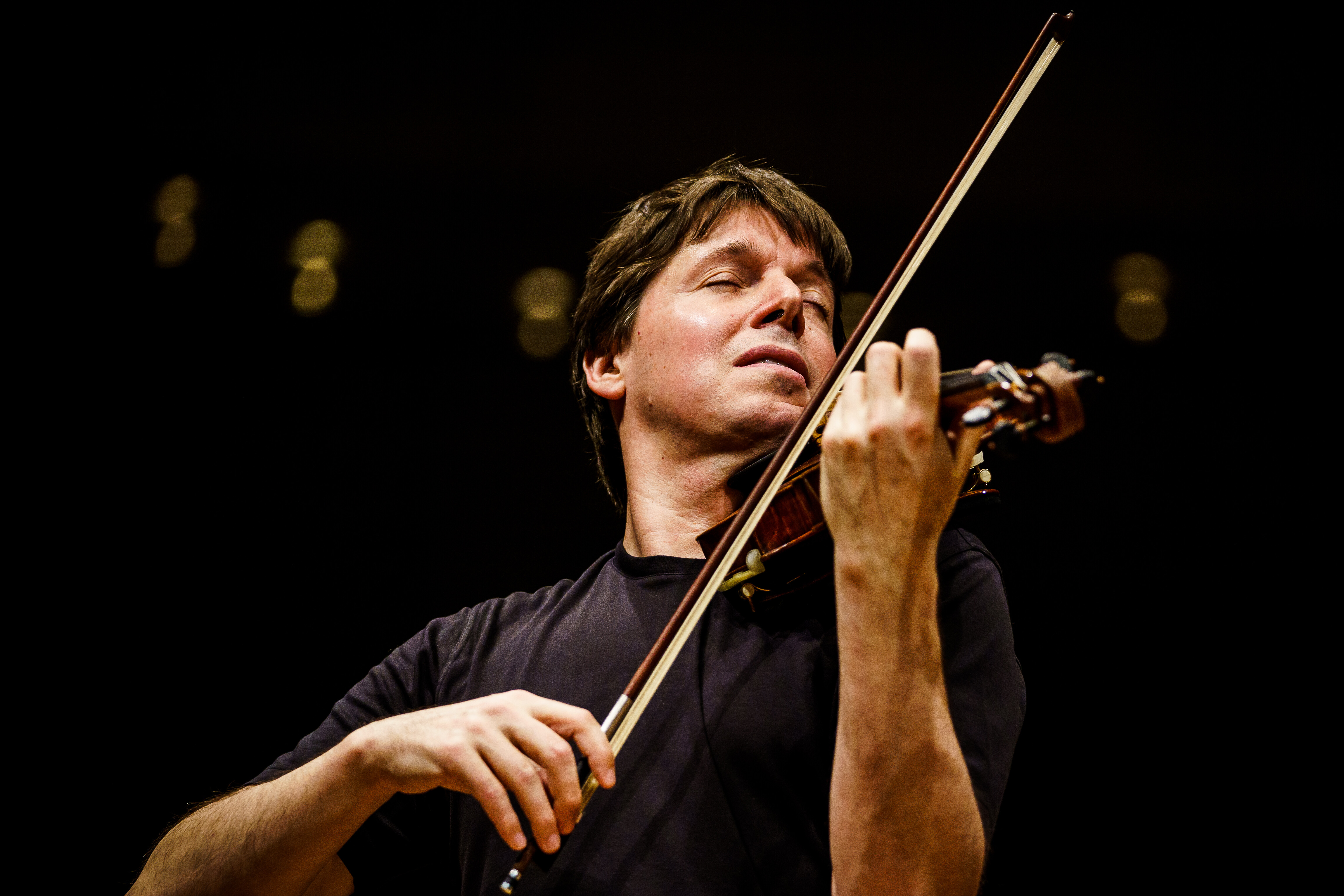 Joshua Bell performing with violin.
